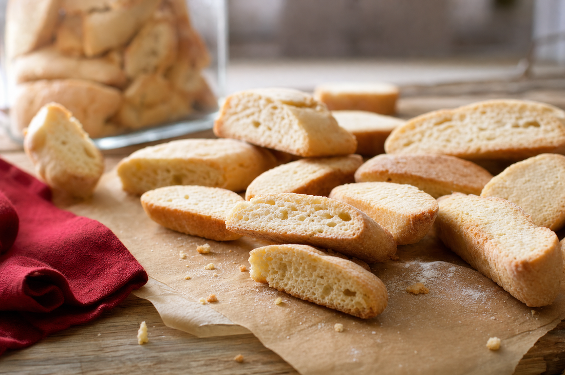 Biscotti secchi spezzati a metà, con l'interno friabile e pieno di piccole bolle d'aria